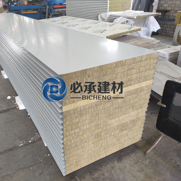 彩鋼夾芯板與巖棉彩鋼板在綠色建筑中的應(yīng)用有何不同？